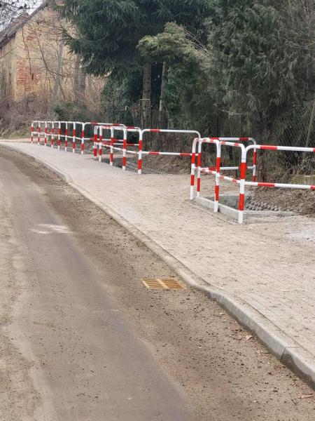 Powstały dwa nowe chodniki przy drogach powiatowych w gminie Ciepłowody