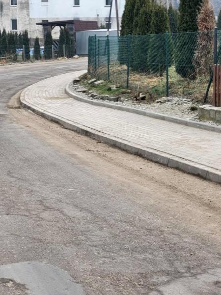 Powstały dwa nowe chodniki przy drogach powiatowych w gminie Ciepłowody