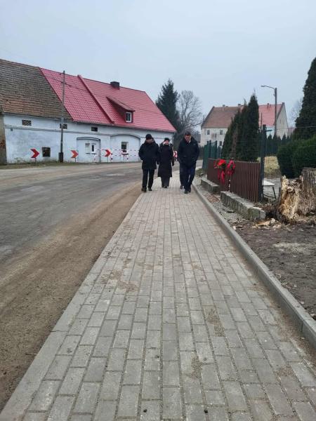 Powstały dwa nowe chodniki przy drogach powiatowych w gminie Ciepłowody