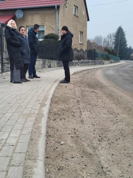 Powstały dwa nowe chodniki przy drogach powiatowych w gminie Ciepłowody