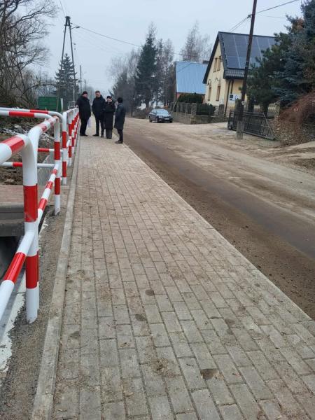 Powstały dwa nowe chodniki przy drogach powiatowych w gminie Ciepłowody