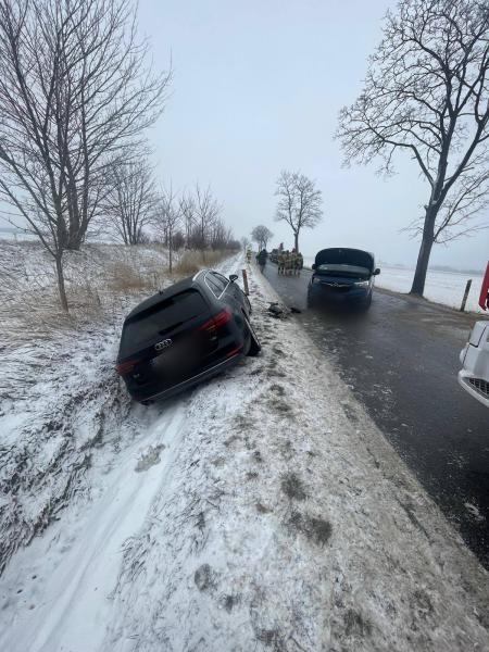 Poślizg i czołówka. Kolizja z udziałem audi, lawety i opla