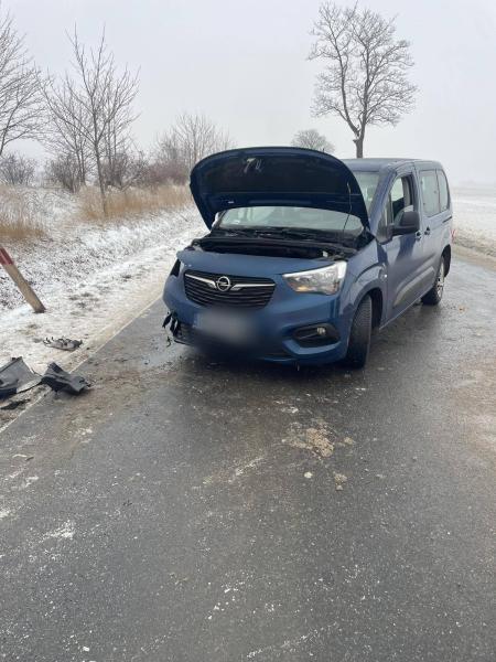 Poślizg i czołówka. Kolizja z udziałem audi, lawety i opla