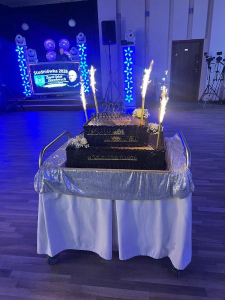 Maturzyści z „Wrocławskiej” bawili się na studniówce [foto]