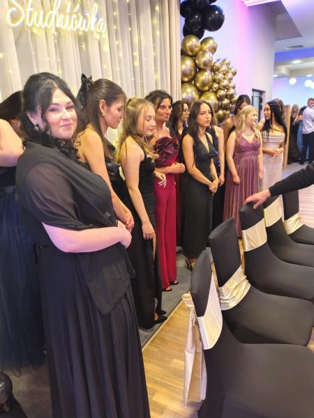 Maturzyści z „Wrocławskiej” bawili się na studniówce [foto]