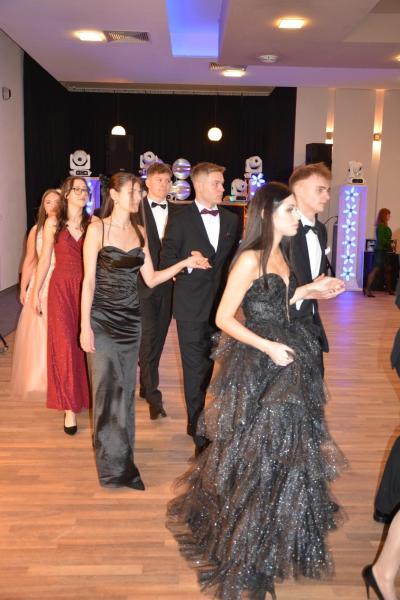 Maturzyści z „Wrocławskiej” bawili się na studniówce [foto]