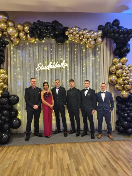 Maturzyści z „Wrocławskiej” bawili się na studniówce [foto]