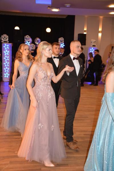 Maturzyści z „Wrocławskiej” bawili się na studniówce [foto]