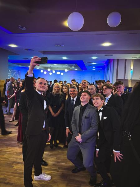 Maturzyści z „Wrocławskiej” bawili się na studniówce [foto]