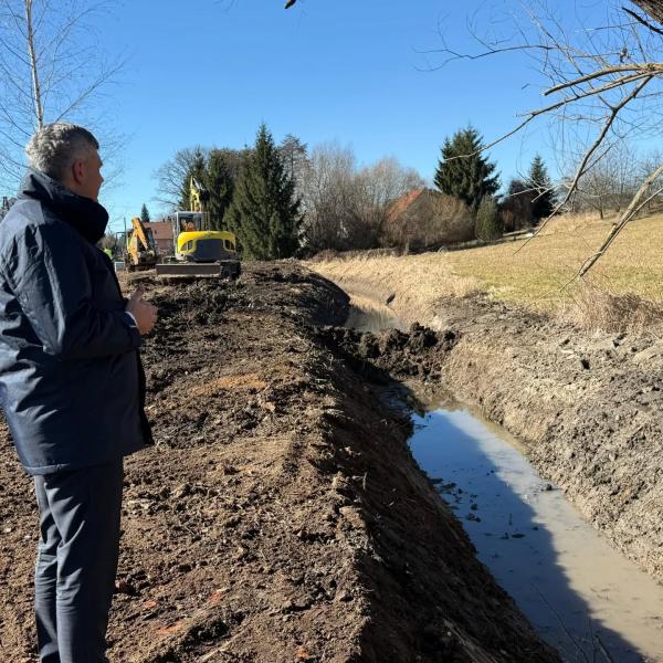 Trwa czyszczenie potoku Braszówka w Pawłowicach i Braszowicach