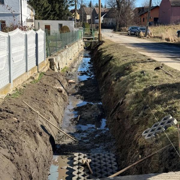 Trwa czyszczenie potoku Braszówka w Pawłowicach i Braszowicach