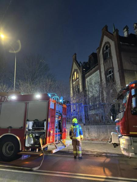 Pożar budynku po byłej szkole w Ząbkowicach Śląskich. Na miejscu kilka zastępów straży pożarnej