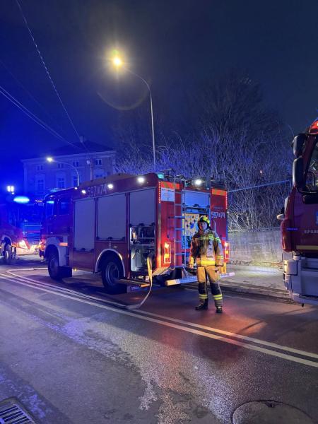 Pożar budynku po byłej szkole w Ząbkowicach Śląskich. Na miejscu kilka zastępów straży pożarnej