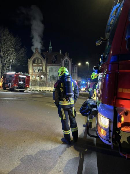 Pożar budynku po byłej szkole w Ząbkowicach Śląskich. Na miejscu kilka zastępów straży pożarnej