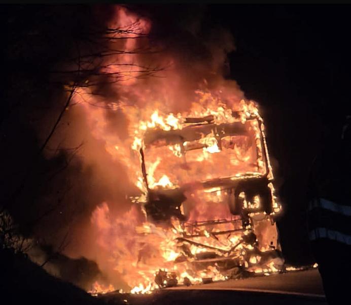 Pożar samochodu ciężarowego z naczepą w Laskach