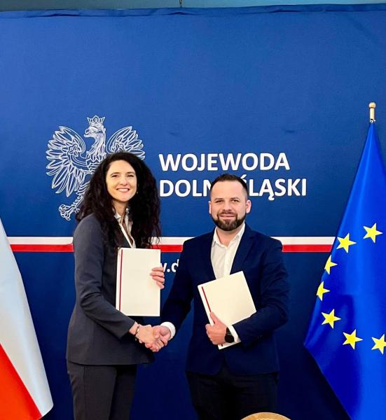 Samorządowcy odbierają promesy na remont dróg