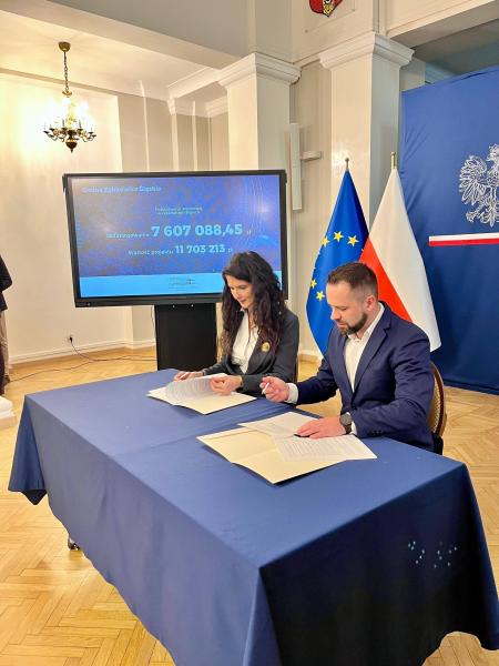 Samorządowcy odbierają promesy na remont dróg