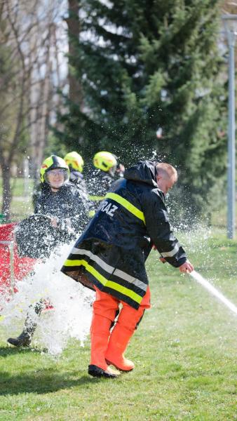 Śmigus-Dyngus w Kamieńcu Ząbkowickim. Strażacy-ochotnicy stoczyli wodną bitwę