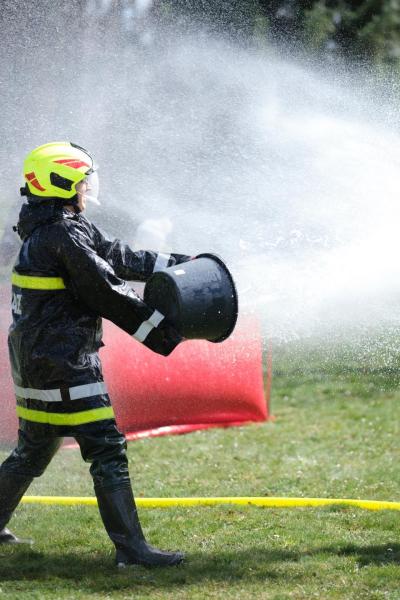 Śmigus-Dyngus w Kamieńcu Ząbkowickim. Strażacy-ochotnicy stoczyli wodną bitwę