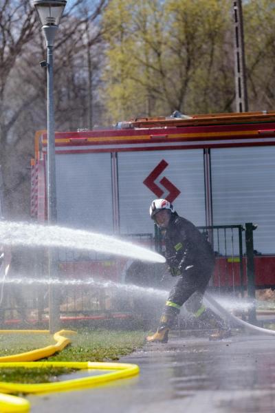 Śmigus-Dyngus w Kamieńcu Ząbkowickim. Strażacy-ochotnicy stoczyli wodną bitwę