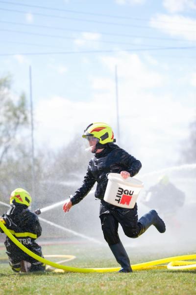 Śmigus-Dyngus w Kamieńcu Ząbkowickim. Strażacy-ochotnicy stoczyli wodną bitwę