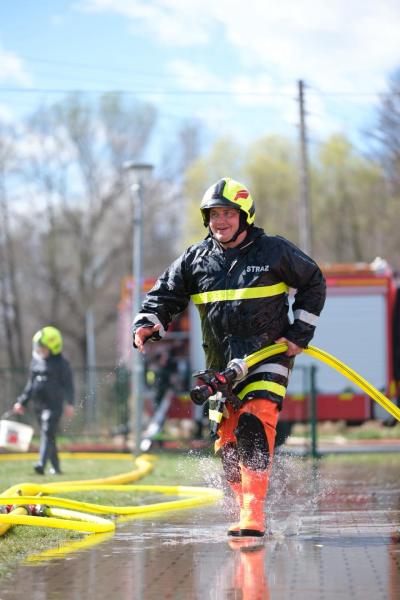 Śmigus-Dyngus w Kamieńcu Ząbkowickim. Strażacy-ochotnicy stoczyli wodną bitwę