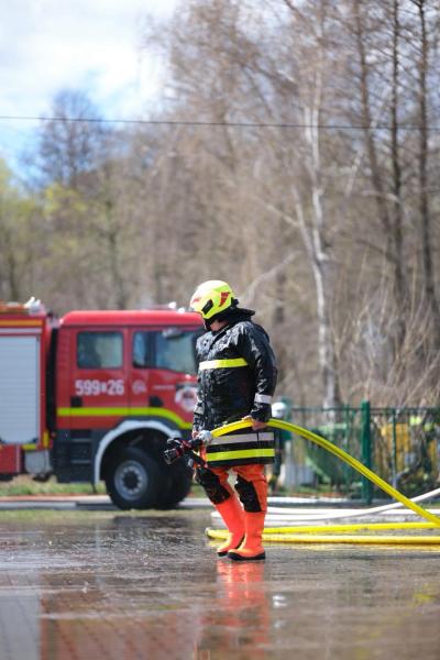 Śmigus-Dyngus w Kamieńcu Ząbkowickim. Strażacy-ochotnicy stoczyli wodną bitwę