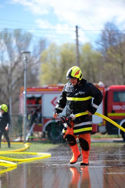 Śmigus-Dyngus w Kamieńcu Ząbkowickim. Strażacy-ochotnicy stoczyli wodną bitwę