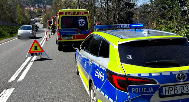 Motocyklista wypadł z drogi. Utrudnienia na drodze krajowej nr 46 w Złotym Stoku