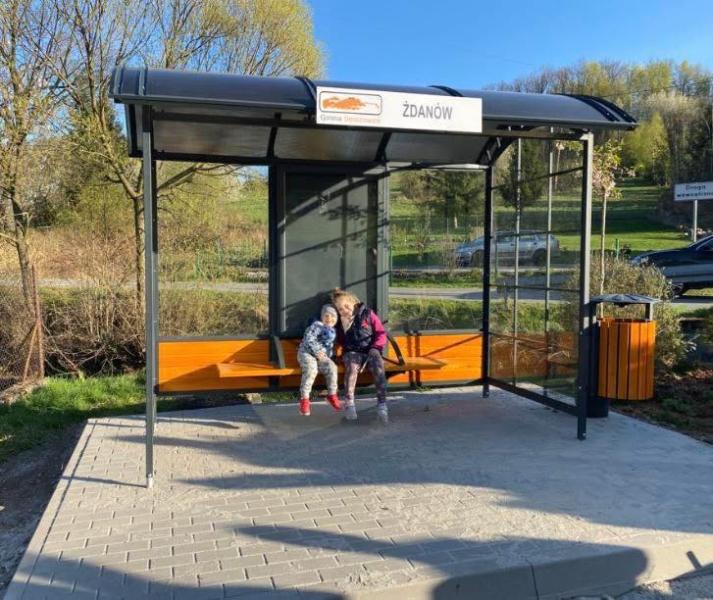 Nowe wiaty przystankowe już służą mieszkańcom gminy Stoszowice