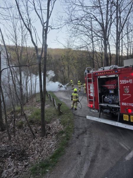 Pożar motocykla na parkingu w pobliżu Złotego Stoku