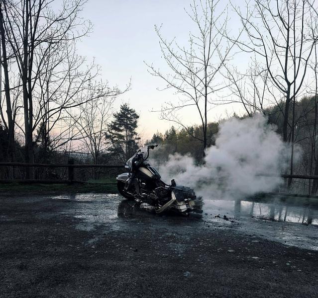 Pożar motocykla na parkingu w pobliżu Złotego Stoku