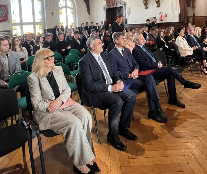 	Zakończenie roku szkolnego maturzystów. Najlepsi uczniowie otrzymali nagrody finansowe
