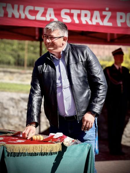 Wyraz jedności, tradycji i strażackiej służby. Uroczystość nadania sztandaru OSP Krzelków