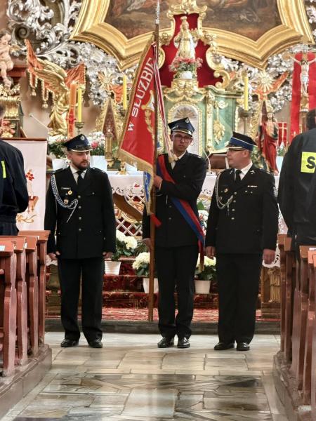 Wyraz jedności, tradycji i strażackiej służby. Uroczystość nadania sztandaru OSP Krzelków