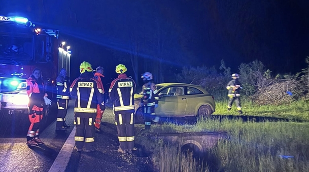 Nocna interwencja na krajowej ósemce. Samochód w rowie, kierowcy nie było na miejscu