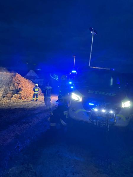 Nietypowa akcja strażaków. Zapaliła się pryzma kurzego obornika