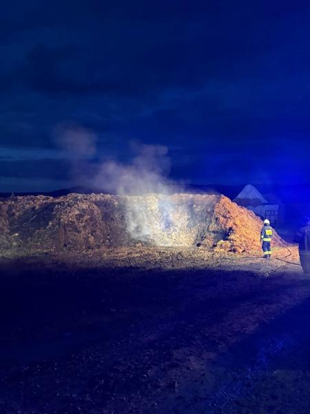 Nietypowa akcja strażaków. Zapaliła się pryzma kurzego obornika