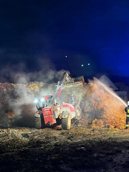 Nietypowa akcja strażaków. Zapaliła się pryzma kurzego obornika