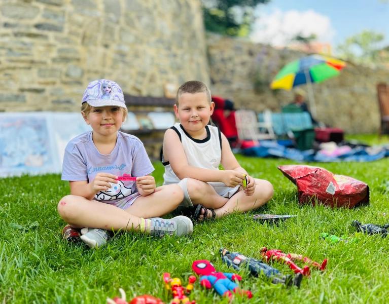 Rodzinna niedziela w Ziębicach. Piknik z piosenką i giełda staroci przy muszli koncertowej