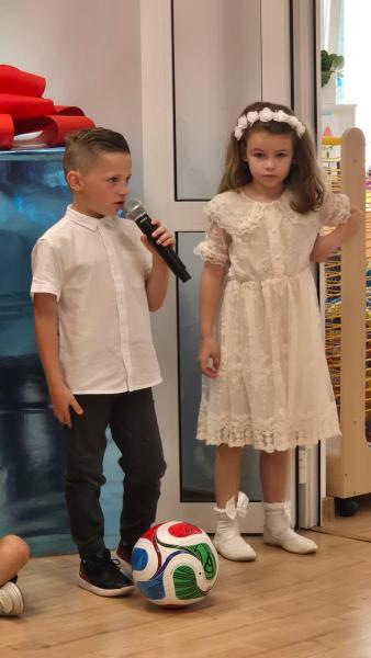 Łzy wzruszenia, uśmiechy i krok w wielki świat. Starszaki z „Bajki” pożegnały przedszkole