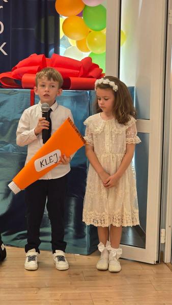 Łzy wzruszenia, uśmiechy i krok w wielki świat. Starszaki z „Bajki” pożegnały przedszkole