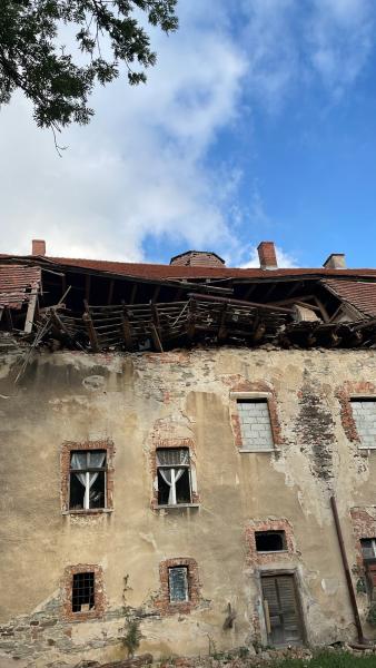 Zawaliła się część dachu zabytkowego dworu w Służejowie