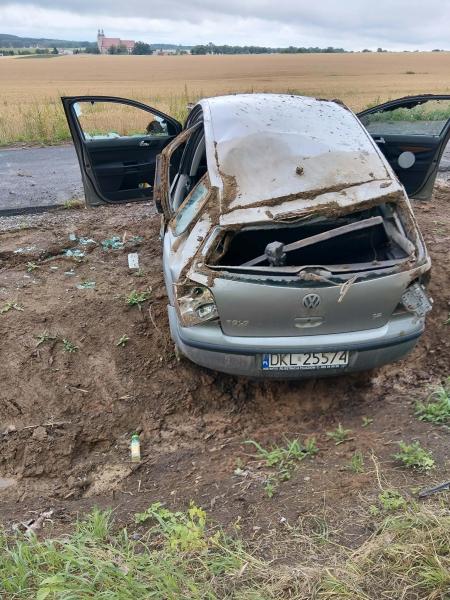 18-latek dachował i uciekł z miejsca zdarzenia. Nie miał prawa jazdy