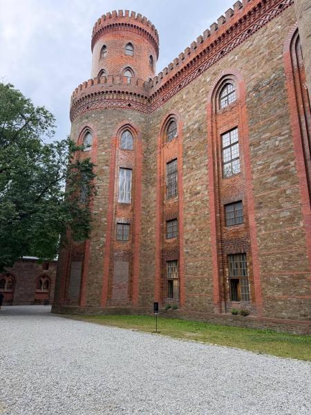 Zamiast wielkiej inwestycji – etapowy remont pałacu. Ruszają prace przy baszcie, podpisano umowę
