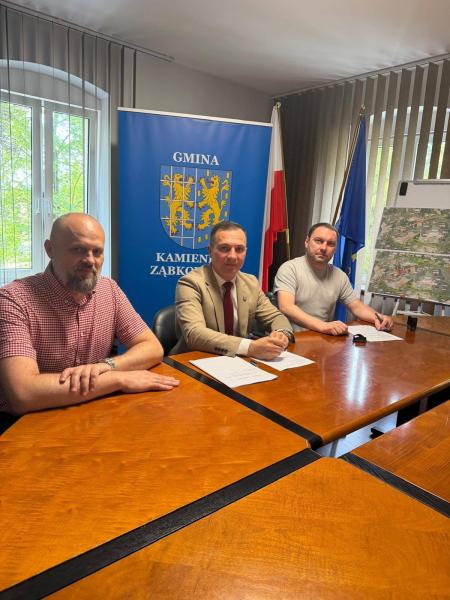 Zamiast wielkiej inwestycji – etapowy remont pałacu. Ruszają prace przy baszcie, podpisano umowę