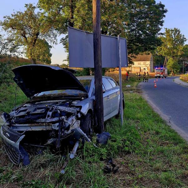 Najpierw zderzył się z fordem, potem uderzył w drzewo. Poważny wypadek w Tarnowie, interweniował LPR
