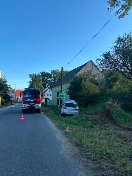 	Najpierw zderzył się z fordem, potem uderzył w drzewo. Poważny wypadek w Tarnowie, interweniował LP