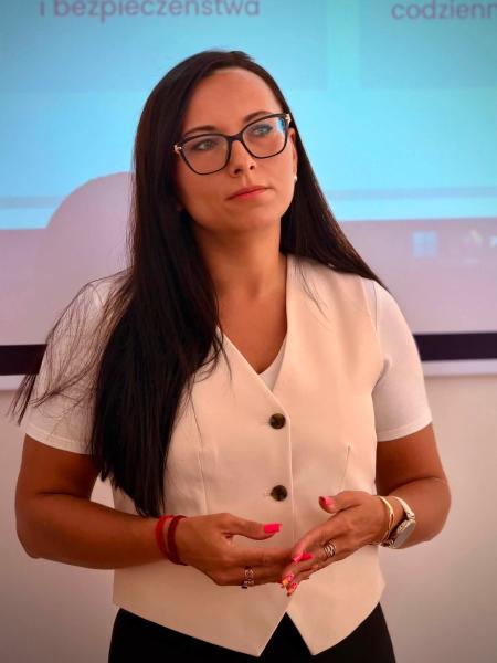 Seniorzy z gminy Ziębice otrzymali opaski bezpieczeństwa. Ruszył program teleopieki