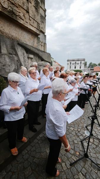 Patriotyczne śpiewy w Ząbkowicach Śląskich. Mieszkańcy uczcili 82. rocznicę Powstania Warszawskiego